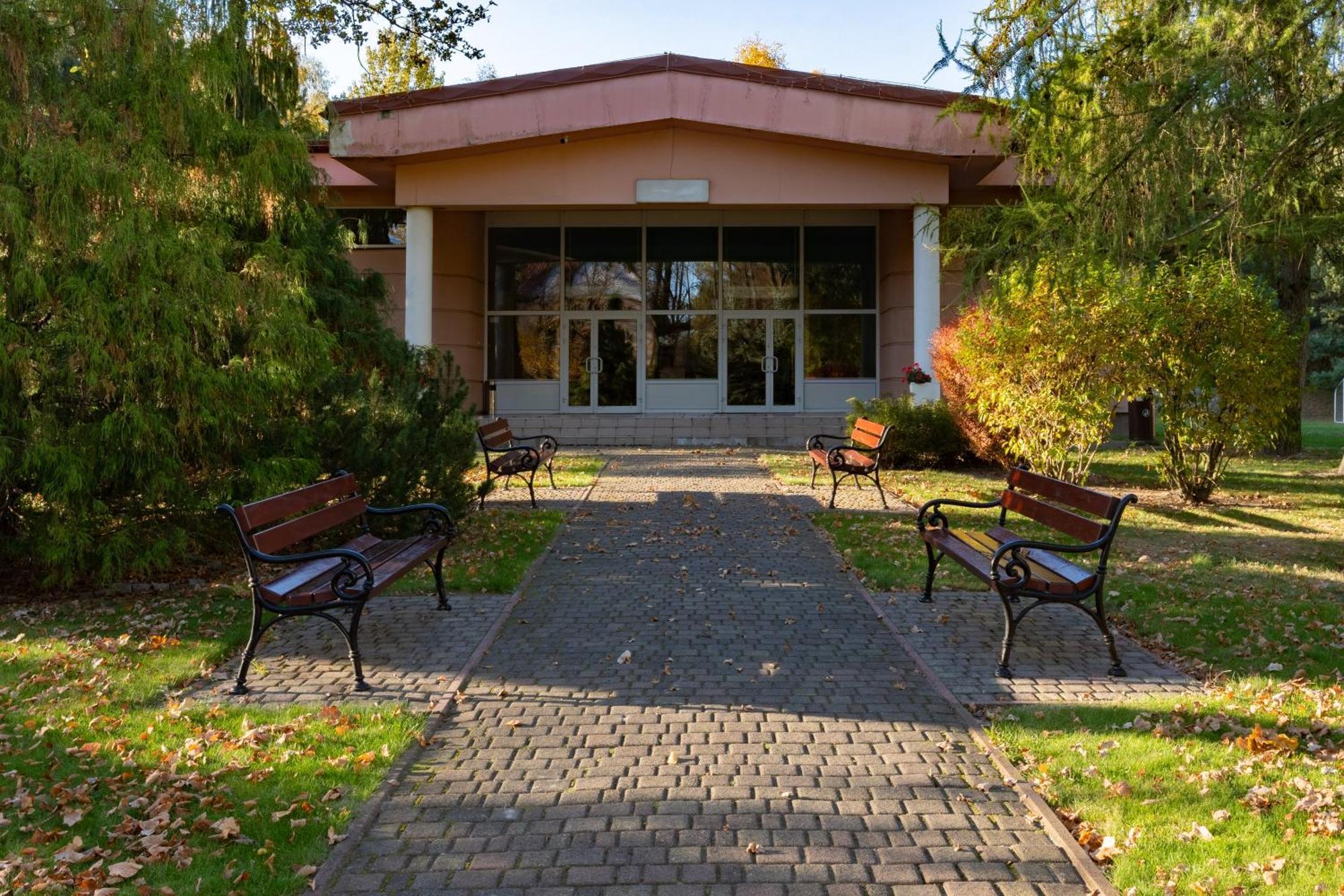 Hotel W Dobieszkowie Stryków Exterior foto